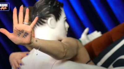 Hande Sarıoğlu yine yaptı yapacağını! Cansız mankenle aşka geldi