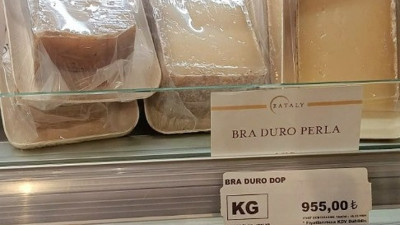 Bir tarafta ucuz ekmek kuyruğu diğer tarafta 955 liraya peynir alabilen insanlar var. Hem de nerede biliyor musunuz