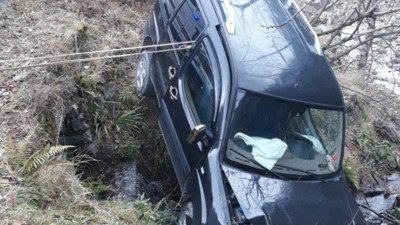 Direksiyon başında kalp krizi geçiren sürücü dereye uçtu