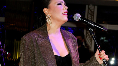 Yeşim Salkım, baba yadigarı ceketiyle sahnede