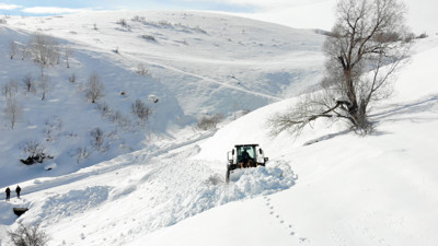Kar kaplanları, yolları ulaşıma açmak için fedakarca çalışıyor