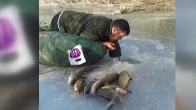 Eksi 20 derecede elleriyle balık avlıyor