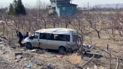 Tarım işçilerini taşıyan minibüs devrildi, yaralılar var