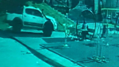 Freni bozulan kamyonet parktaki kameriyeye çarptı: 2 yaralı