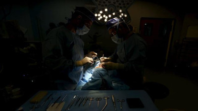 Ameliyat yaparken beyin kanaması geçirdi