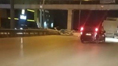 Trafik levhalarını lodos devirdi