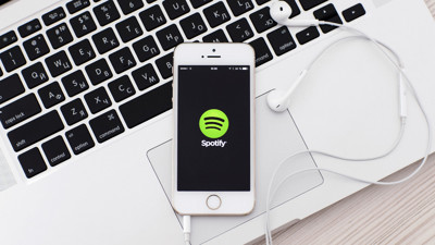 Ünlü müzisyen Spotify’a ateş püskürttü!