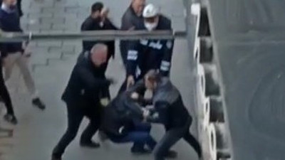 Genç adama yanlış anlaşılma dayağı