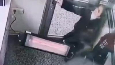 Kadın güvenlik görevlisini elektrik çarptı ölümden döndü işten kovuldu