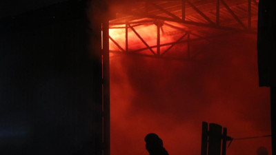 Koca fabrika alevlere teslim oldu