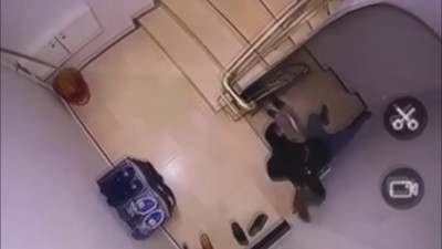 Ayakkabı hırsızı merdivenlerden yuvarlandı. O anlar anbean güvenlik kamerasına yansıdı