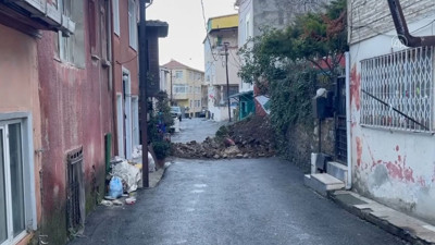 Üsküdar’da bahçe duvarı yola devrildi