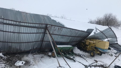 Kar mandıranın çatısını çökertti