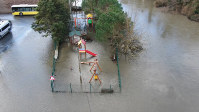 İstanbul’da dere taştı! Mahalle sular altında kaldı