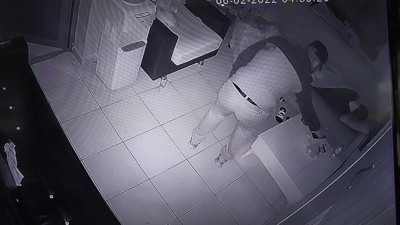 Otopark görevlisi uyurken sigarasından alıp, 500 lira çaldı