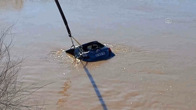 Nehre düşen otomobilin sürücüsü yüzerek kurtuldu