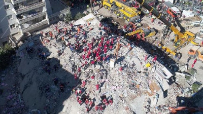 İzmir depreminde yıkılan binanın duruşmasın yürek yakan anlar! Acılı baba mahkemeye ölen kızının ayakkabılarıyla geldi