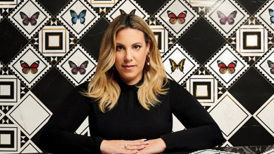 Kadınlar için lüks giysiler tasarlayan ünlü modacı bu kez duvar ve zeminleri giydirdi