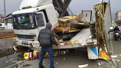 Cadde sıvı yağa bulandı