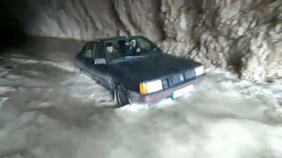 132 yıllık taş yol suyla doldu! Sürücüler zor anlar yaşadı…