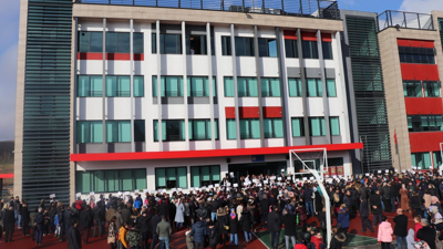 Ünlü kolejde öğretmenlerin zam isyanı. İmza kampanyası başlattılar