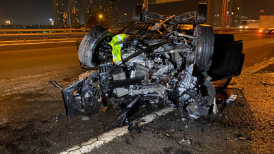 TEM Otoyolu'nda otomobil takla attı içindeki 3 kişi aracı bırakıp kaçtı