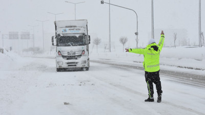 Bitlis'te trafik polisleri, yoğun karda mesaide