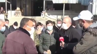 ''Geçinemiyorum'' dedi. Tekmeli saldırıya uğradı. Sokak röportajında skandal