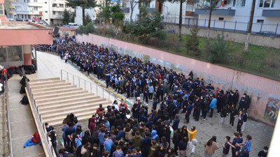 Trabzon'da şehri şampiyonluk heyecanı sardı! Ortaokul öğrencileri forma giyip marş söyledi