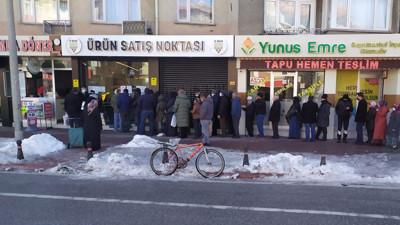 Konya’da ucuz yağ kuyruğu: 10 liralık indirim için saatlerdir bekliyoruz