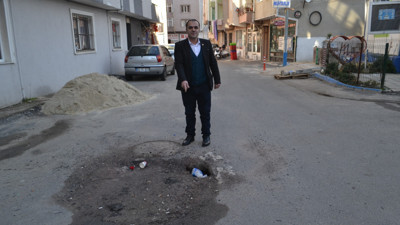 Kanalizasyon kapağı çöktü evleri fareler bastı