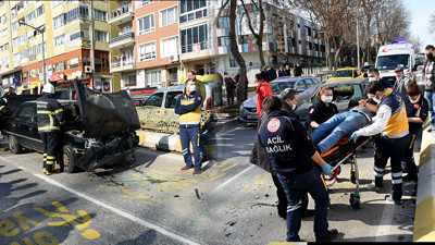 Yayalara yol vermek için duran otomobile arkadan gelen araç çarptı: 2 yaralı