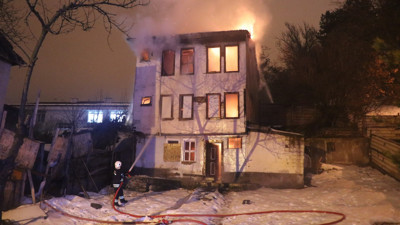 3 katlı bina alev alev yandı (13 Şubat 2022)