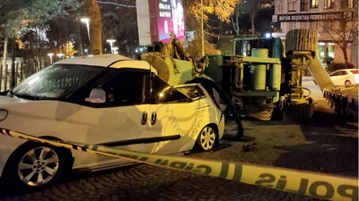 İş makinesi 3 otomobilin üzerine devrildi
