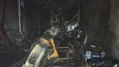 Isınmak isterken kendilerini ve tamirhaneye yaktılar