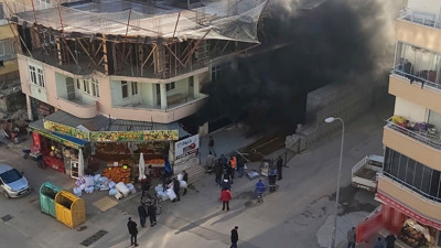 Yorgan dükkanı alev alev yandı