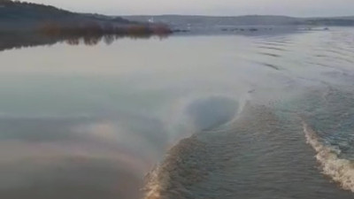 Köylüler arazide kayıkla dolaşıyor