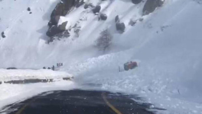 Artvin’de çığ düştü! İş makinesi kara gömüldü…