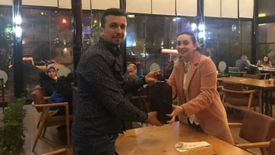 Altın kolyeden daha değerli. Sevgililer Gününde kocasına 5 litre benzin hediye etti