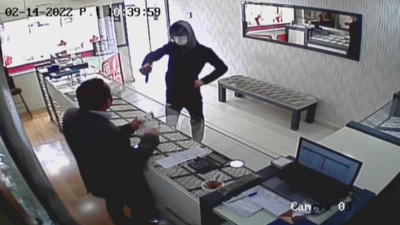 Kuyumcunun tek lafı silahlı soygunu engelledi