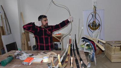 Kendi imkanlarıyla kurduğu atölyede yay üretiyor