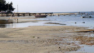 Çanakkale'de sular çekildi! Tekneler karaya oturdu...