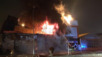 İş yeri patlaya patlaya yandı