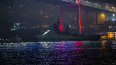 Rus savaş gemisi ışıklarını söndürüp İstanbul Boğazı'ndan geçti