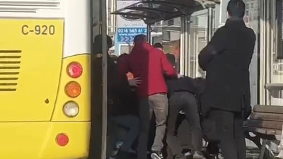 Otobüs durağında kavga kamerada