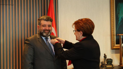 İYİ Parti'den sürpriz transfer. Rozeti bizzat Meral Akşener taktı