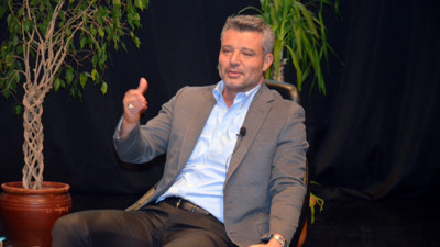 Sadettin Saran Fenerbahçelileri heyecanlandırdı. Salonda bulunan Ümit Özat da müjdeyi verdi