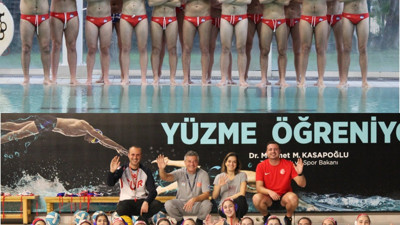 Sutopu Federasyonu, vücudu gözükmesin diye kadın takımını suya soktu