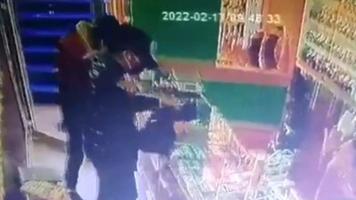 Hırsızların bilezikleri çalma anı güvenlik kamerasında