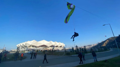 Trabzon Stadı'nda yürekler ağza geldi! Elektrik tellerinde asılı kaldı